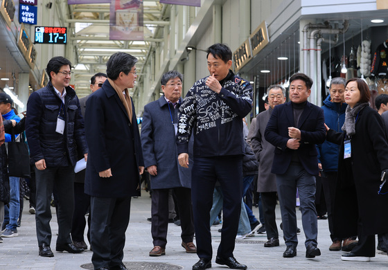 남대문시장 아케이드 찾은 오세훈 서울시장