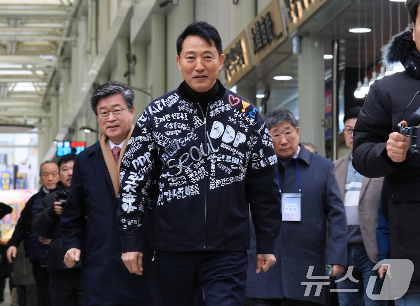 (서울=뉴스1) 임세영 기자 = 오세훈 서울시장이 17일 오전 서울 중구 남대문시장에서 열린 남대문시장 아케이드 조성 준공식에 참석해 아케이드 현장을 살펴보고 있다. 2025.11 …