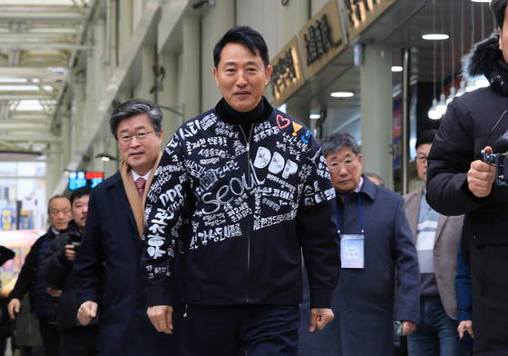 남대문시장 아케이드 찾은 오세훈 서울시장