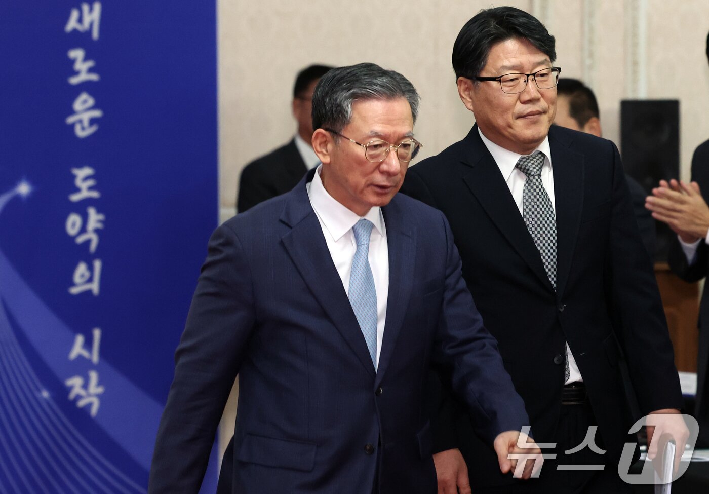 본문 이미지 - 정성호 법무부 장관이 17일 경기도 과천시 정부과천청사에서 열린 2025년 전국보호기관장 회의에서 참석자들과 인사를 하고 있다. 2025.11.17/뉴스1 ⓒ News1 김명섭 기자