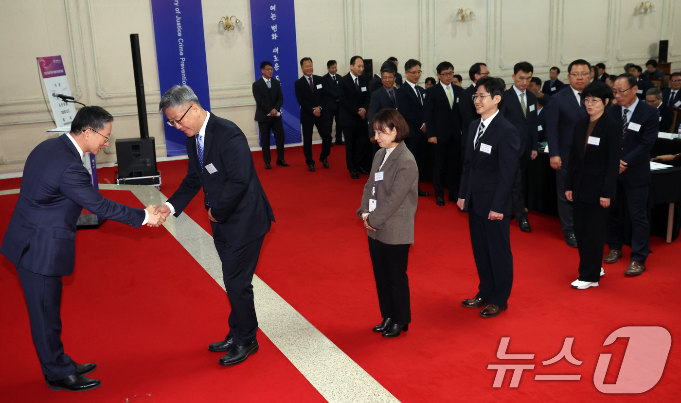(과천=뉴스1) 김명섭 기자 = 정성호 법무부 장관이 17일 경기도 과천시 정부과천청사에서 열린 2025년 전국보호기관장 회의에서 기관장 신고를 받고 있다. 2025.11.17/뉴 …