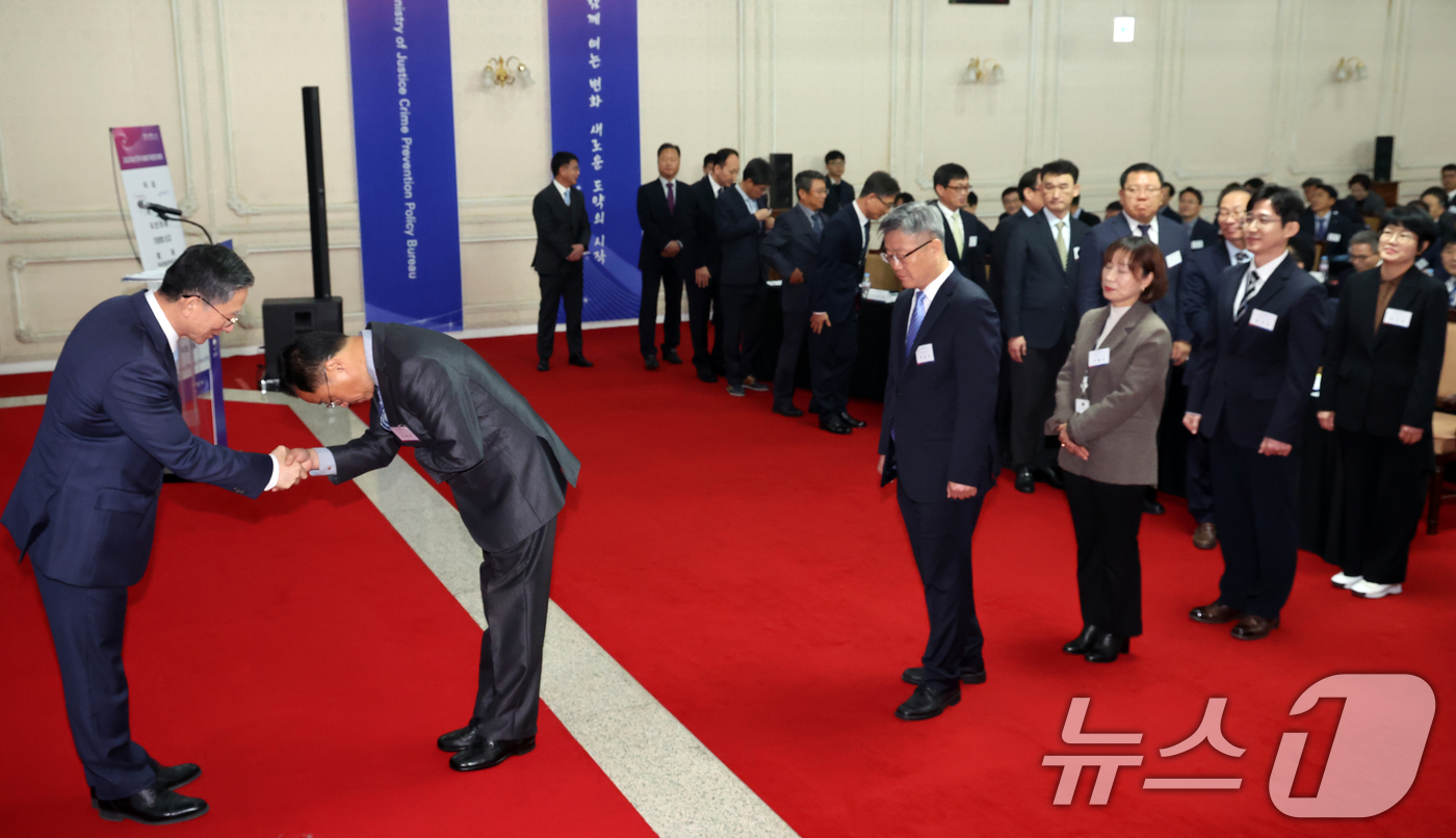 (과천=뉴스1) 김명섭 기자 = 정성호 법무부 장관이 17일 경기도 과천시 정부과천청사에서 열린 2025년 전국보호기관장 회의에서 기관장 신고를 받고 있다. 2025.11.17/뉴 …