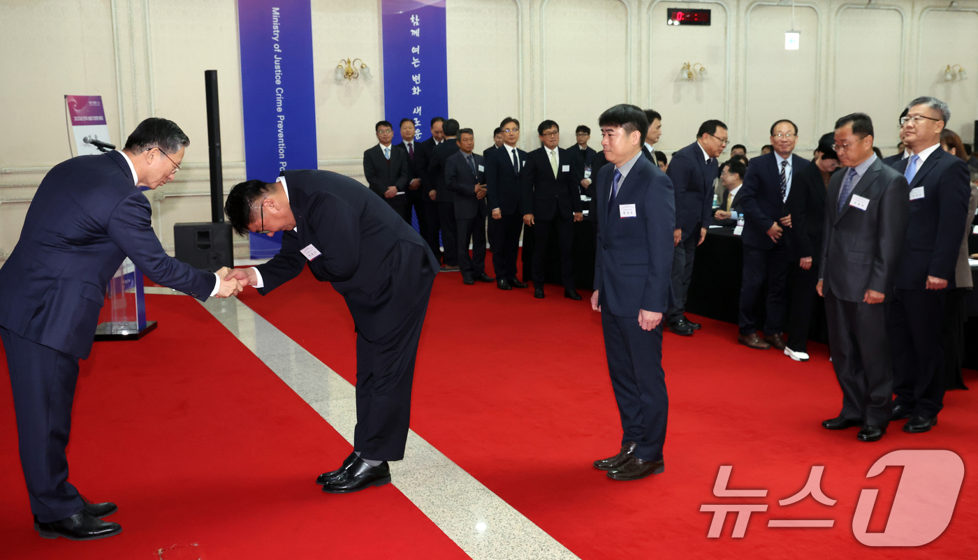 (과천=뉴스1) 김명섭 기자 = 정성호 법무부 장관이 17일 경기도 과천시 정부과천청사에서 열린 2025년 전국보호기관장 회의에서 기관장 신고를 받고 있다. 2025.11.17/뉴 …