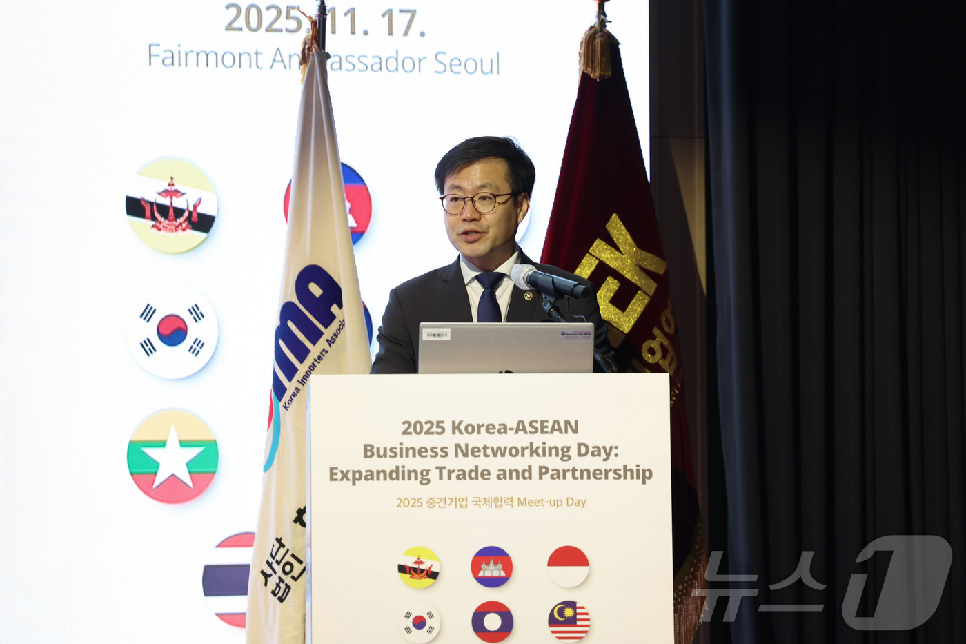 (서울=뉴스1) = 여한구 산업통상부 통상교섭본부장이 17일 오전 서울 영등포구 페어몬트 앰버서더에서 열린 ‘2025년 중견기업 국제협력 Meet-up Day’에 참석했다. 사진은 …