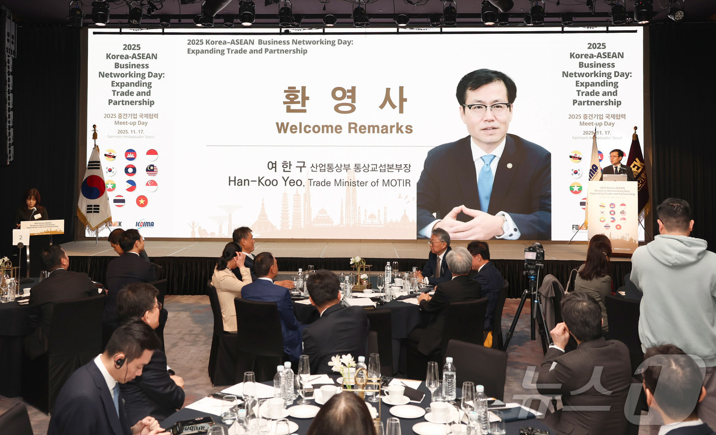 (서울=뉴스1) = 여한구 산업통상부 통상교섭본부장이 17일 오전 서울 영등포구 페어몬트 앰버서더에서 열린 ‘2025년 중견기업 국제협력 Meet-up Day’에 참석했다. 사진은 …