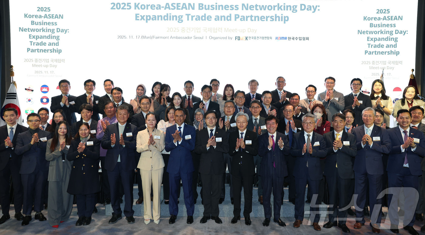 (서울=뉴스1) = 여한구 산업통상부 통상교섭본부장이 17일 오전 서울 영등포구 페어몬트 앰버서더에서 열린 ‘2025년 중견기업 국제협력 Meet-up Day’에 참석했다. 사진은 …