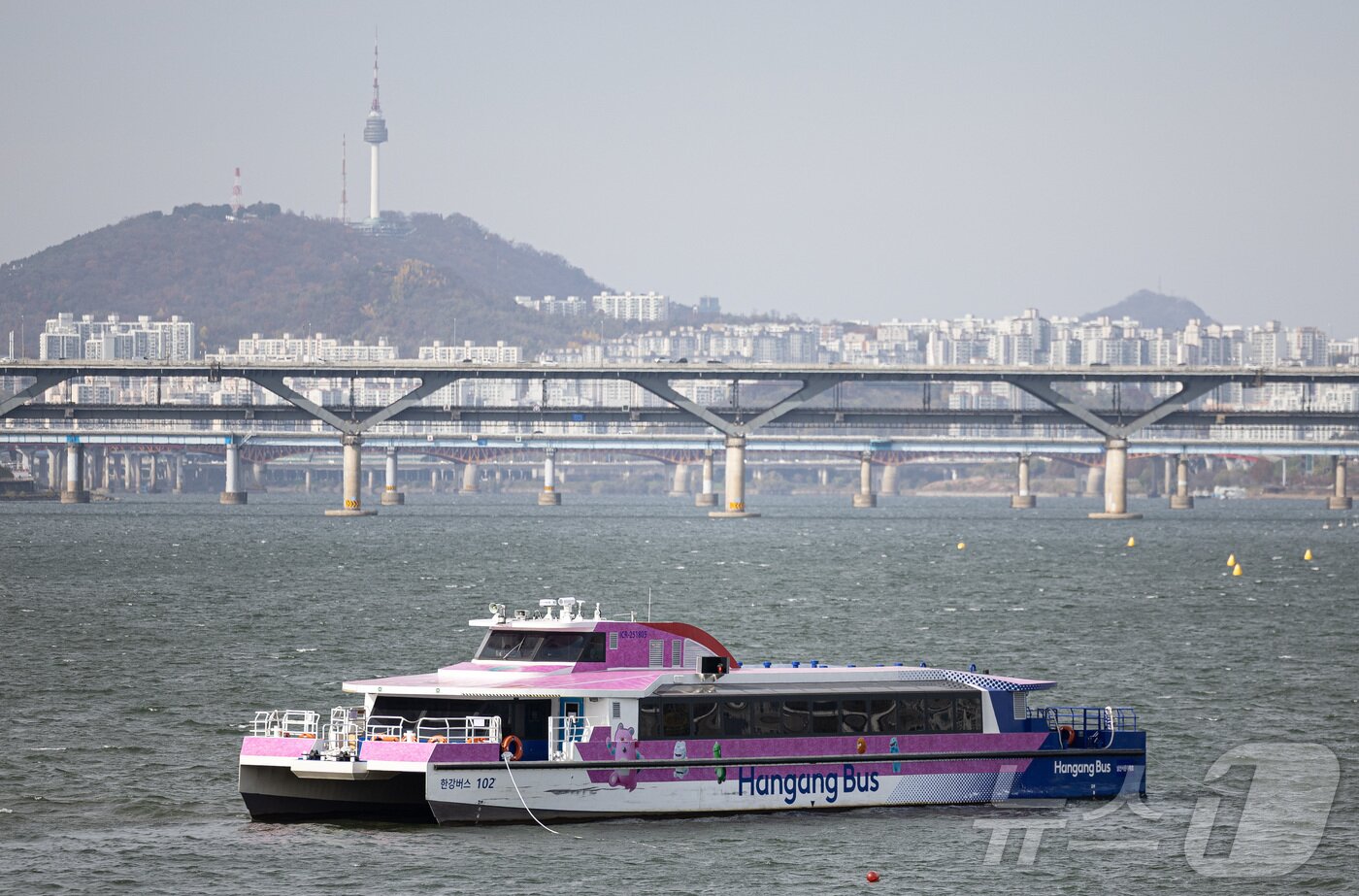 본문 이미지 - 17일 오전 서울 송파구 잠실선착장 인근에 한강버스가 멈춰 서 있다. 2025.11.17/뉴스1 ⓒ News1 이재명 기자