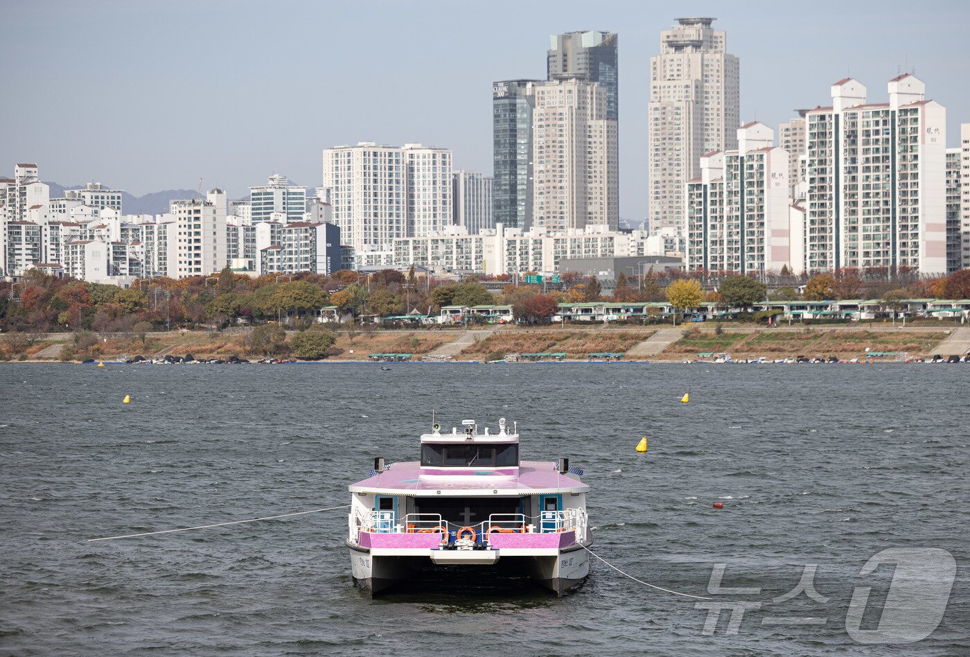 본문 이미지 - 17일 오전 서울 송파구 잠실선착장 인근에 한강버스가 멈춰 서 있다.  2025.11.17/뉴스1 ⓒ News1 이재명 기자