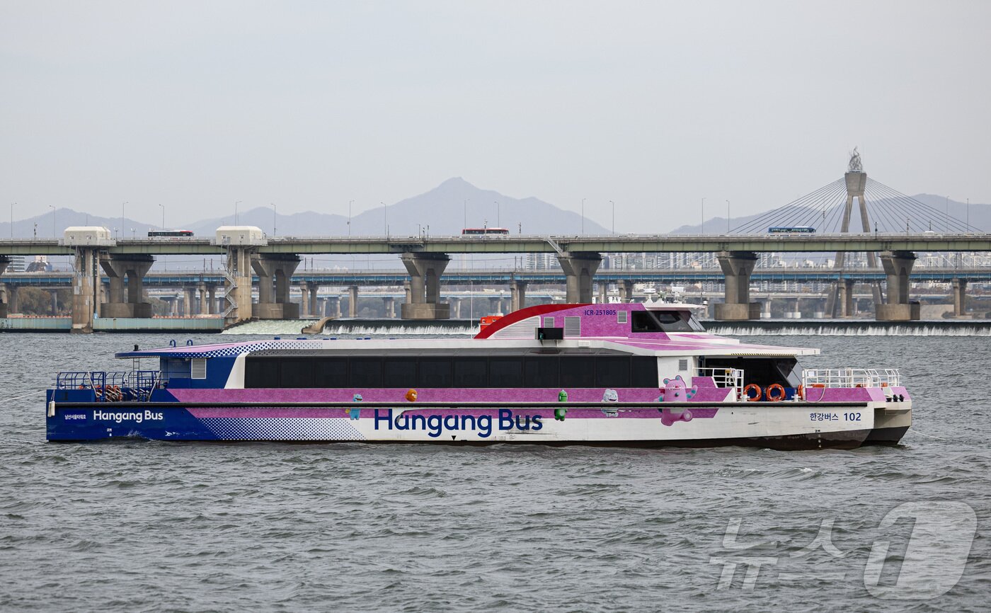 본문 이미지 - 17일 오전 서울 송파구 잠실선착장 인근에 한강버스가 멈춰 서 있다.  2025.11.17/뉴스1 ⓒ News1 이재명 기자