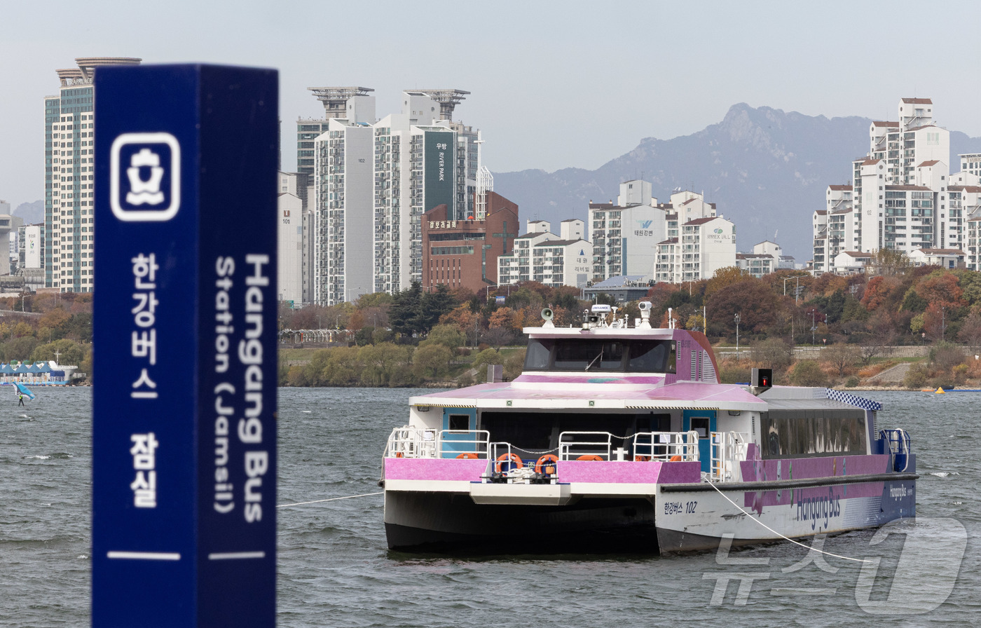 (서울=뉴스1) 이재명 기자 = 17일 오전 서울 송파구 잠실선착장 인근에 한강버스가 멈춰 서 있다.지난 15일 80여 명이 탑승한 서울 한강버스가 송파구 잠실선착장 인근 강바닥에 …