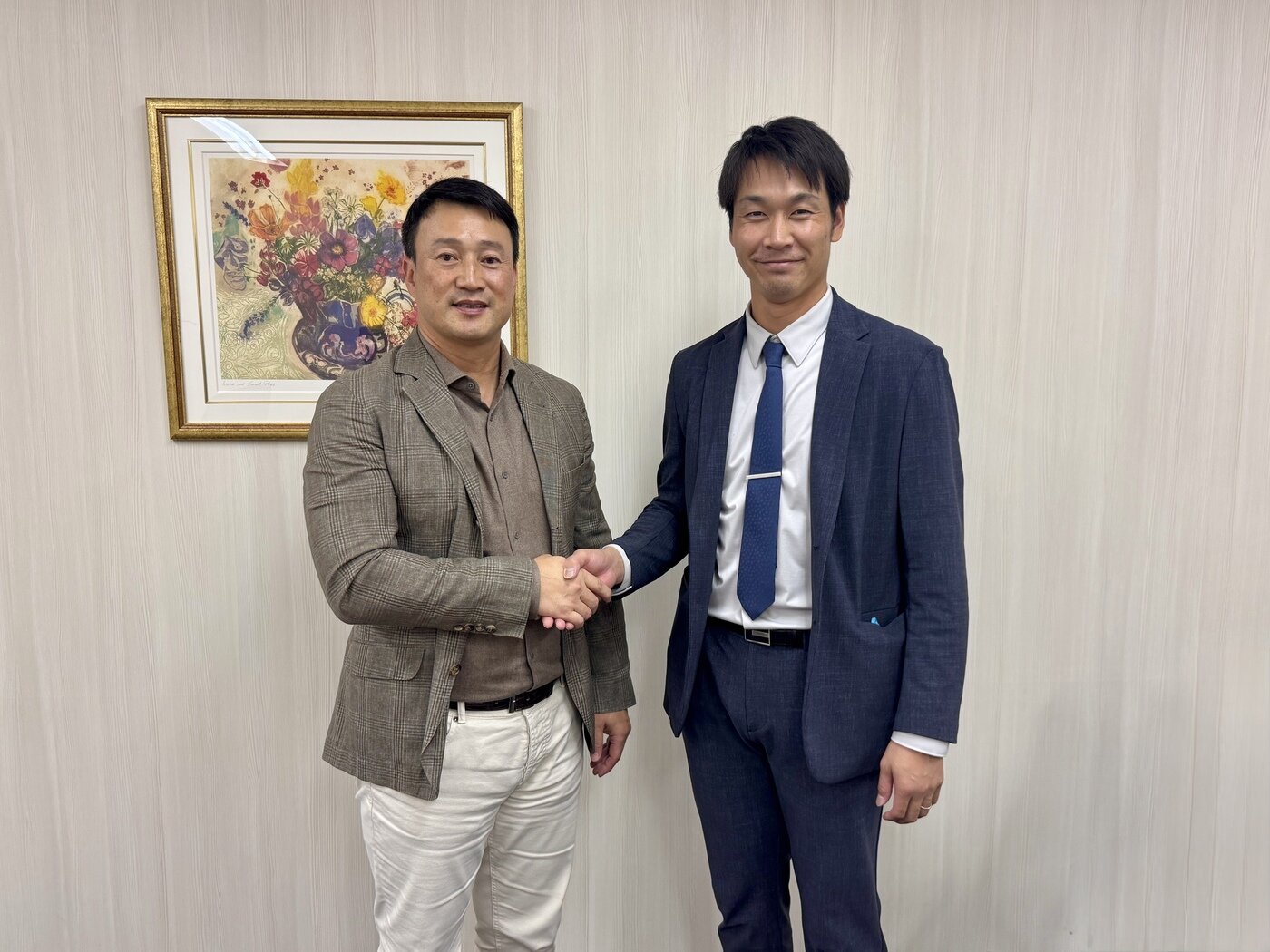 본문 이미지 - 김재현 SSG 랜더스 단장&#40;왼쪽&#41;과 일본인 투수 다케다 쇼타. &#40;SSG 랜더스 제공&#41;