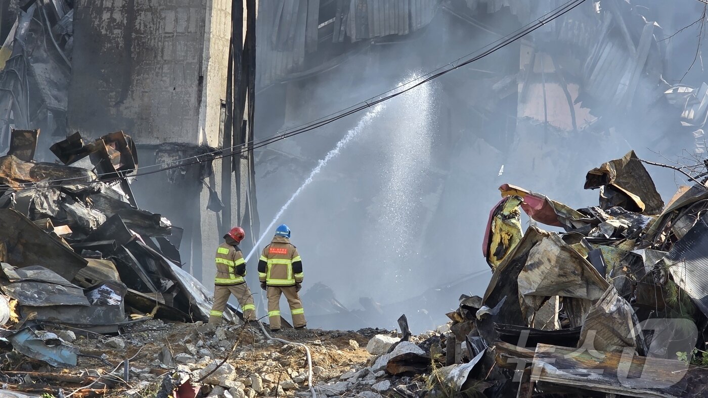본문 이미지 - 충남 천안시 동남구 이랜드패션 물류센터 화재 사흘 째인 17일 화재현장에서 소방대원들이진화작업을 하고 있다. 2025.11.17/뉴스1 ⓒ News1 이시우 기자