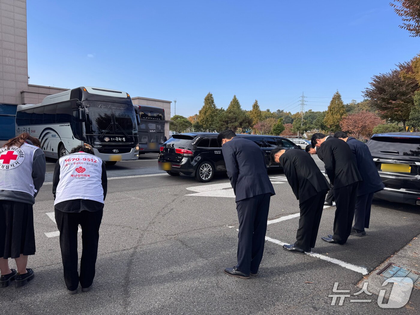 본문 이미지 - 17일 울산 남구의 한 장례식장에서 울산화력발전소 붕괴 사고 희생자의 발인이 엄수되고 있다. 2025.11.17/뉴스1 ⓒ News1 김세은 기자