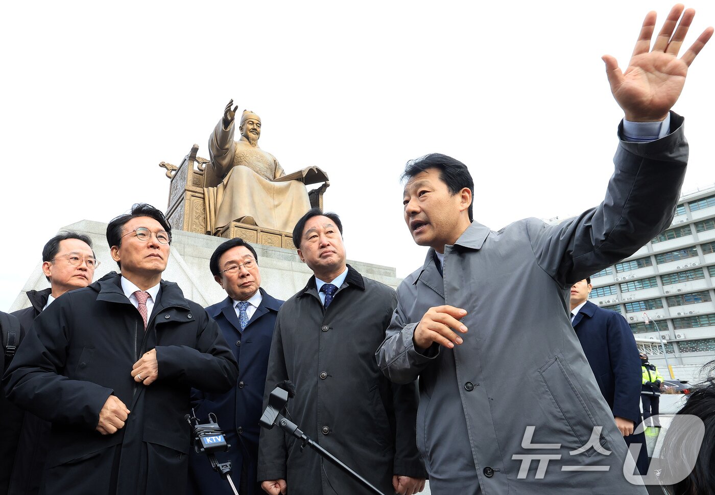 본문 이미지 - 김민석 국무총리가 17일 서울 종로구 광화문광장 세종대왕상 앞에서 감사의정원에 대해 시민단체 관계자의 설명을 듣고 있다. 감사의 정원은 한국전쟁 참전 22개국에 감사를 표하는 공간으로 참전국의 석재로 만든 총기모양의 조형물 23개가 세워질 예정이다. 2025.11.17/뉴스1 ⓒ News1 이호윤 기자