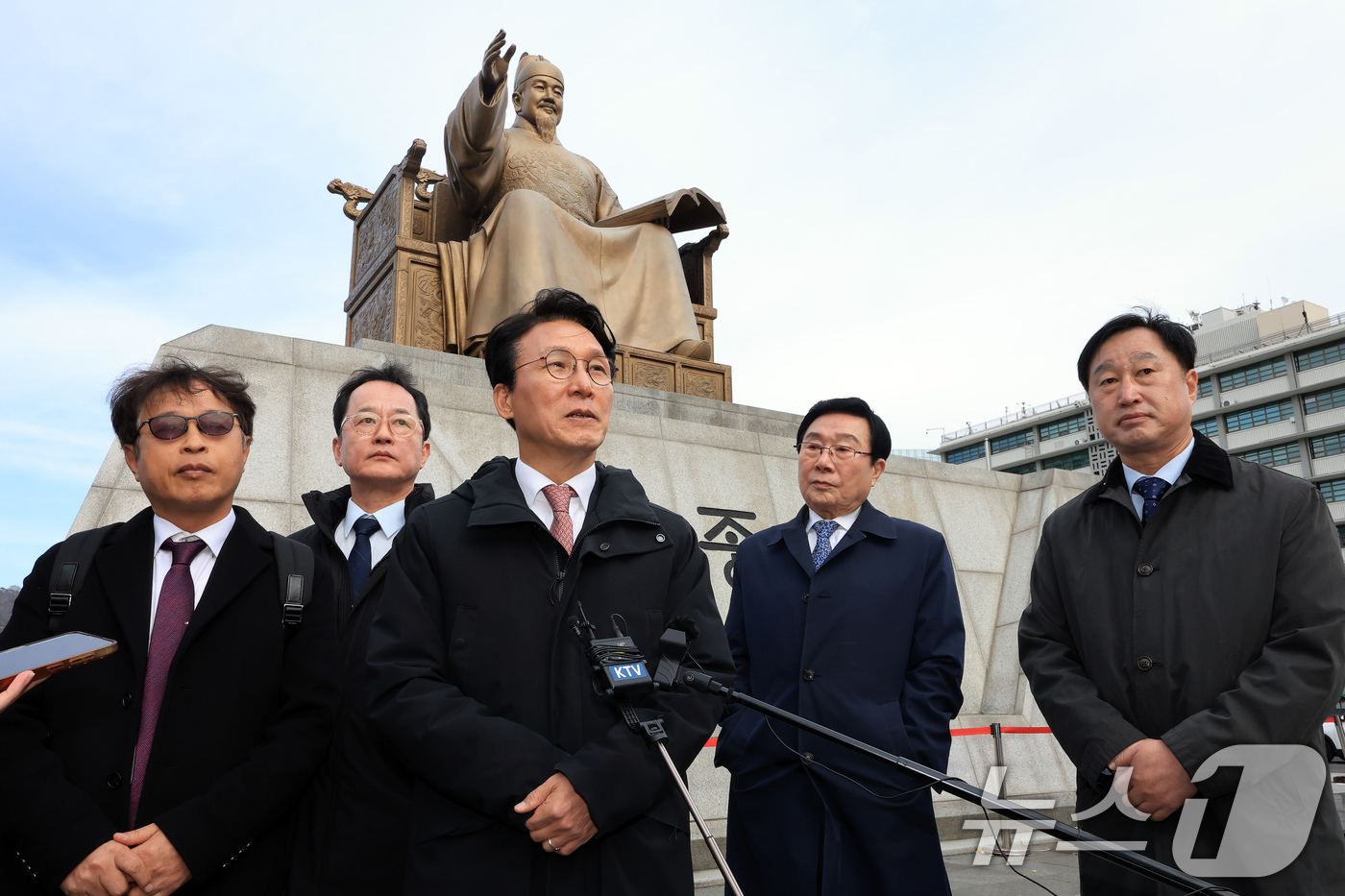 (서울=뉴스1) 이호윤 기자 = 김민석 국무총리가 17일 서울 종로구 광화문광장 세종대왕상 앞에서 감사의 정원 공사현장 방문을 마치고 발언하고 있다. 한국전쟁 참전 22개국에 감사 …