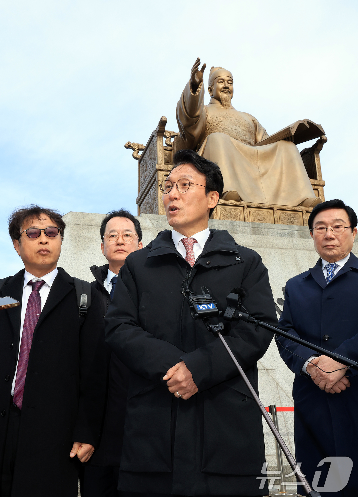 (서울=뉴스1) 이호윤 기자 = 김민석 국무총리가 17일 서울 종로구 광화문광장 세종대왕상 앞에서 감사의 정원 공사현장 방문을 마치고 발언하고 있다. 한국전쟁 참전 22개국에 감사 …