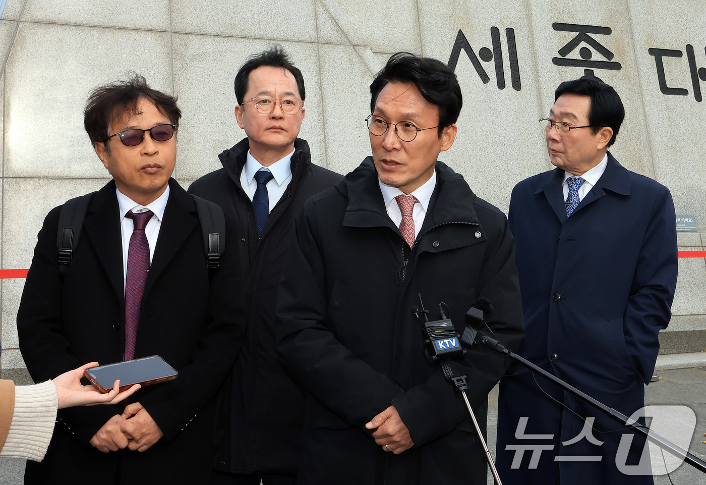 (서울=뉴스1) 이호윤 기자 = 김민석 국무총리가 17일 서울 종로구 광화문광장 세종대왕상 앞에서 감사의 정원 공사현장 방문을 마치고 발언하고 있다. 한국전쟁 참전 22개국에 감사 …