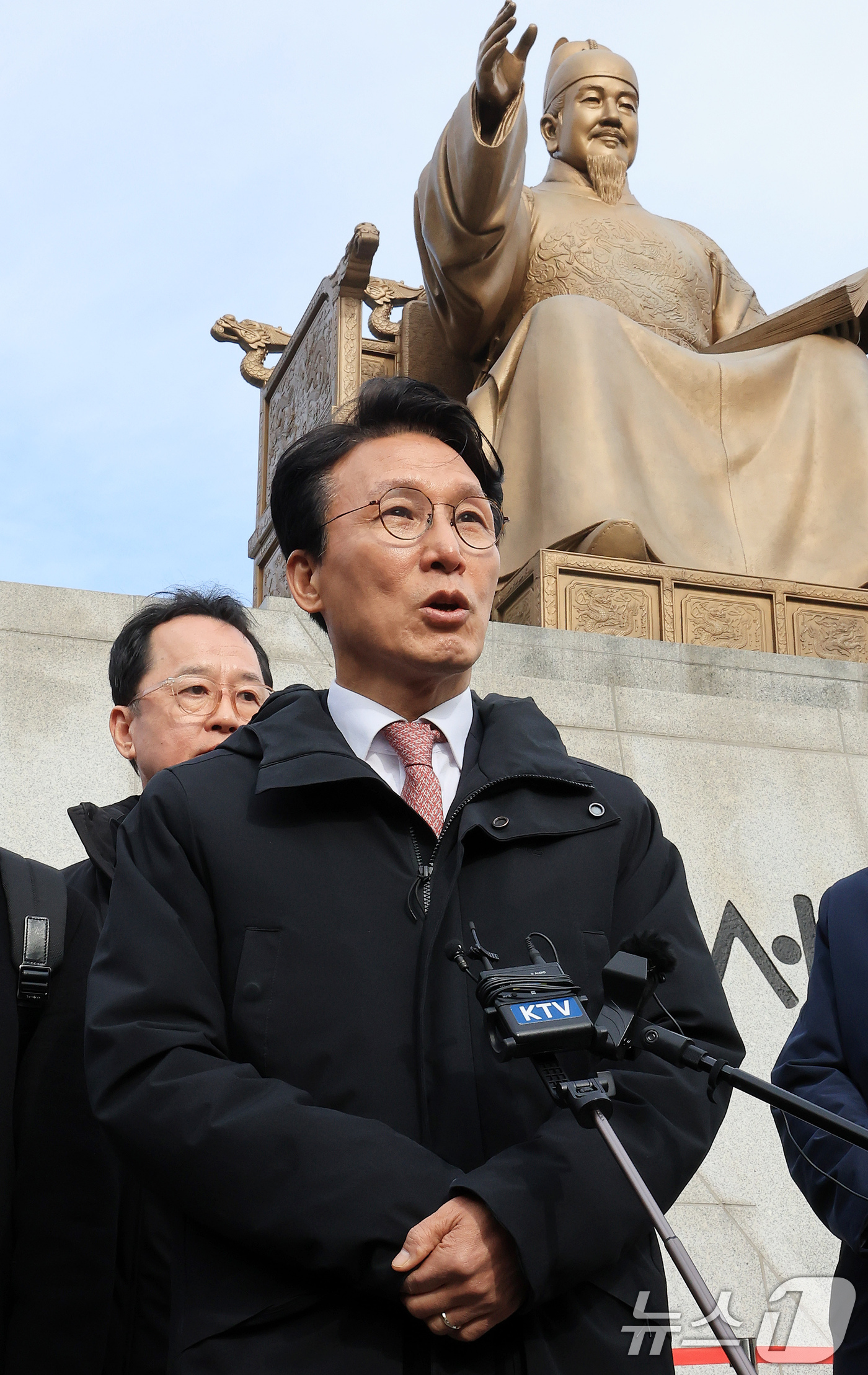 (서울=뉴스1) 이호윤 기자 = 김민석 국무총리가 17일 서울 종로구 광화문광장 세종대왕상 앞에서 감사의 정원 공사현장 방문을 마치고 발언하고 있다. 한국전쟁 참전 22개국에 감사 …