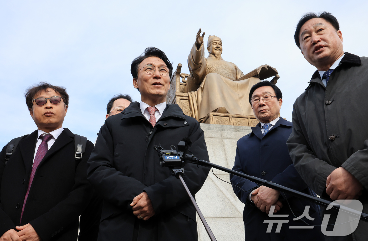 (서울=뉴스1) 이호윤 기자 = 김민석 국무총리가 17일 서울 종로구 광화문광장 세종대왕상 앞에서 감사의 정원 공사현장 방문을 마치고 발언하고 있다. 한국전쟁 참전 22개국에 감사 …
