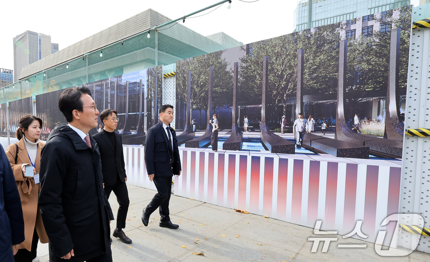 (서울=뉴스1) 이호윤 기자 = 김민석 국무총리가 17일 서울 종로구 광화문광장에 설치되는 감사의 정원 공사현장을 방문하고 있다. 감사의 정원은 한국전쟁 참전 22개국에 감사를 표 …