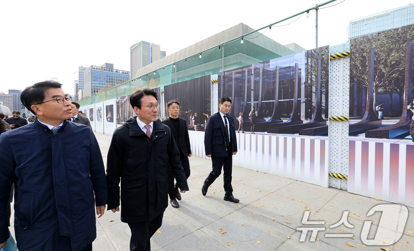 (서울=뉴스1) 이호윤 기자 = 김민석 국무총리가 17일 서울 종로구 광화문광장에 설치되는 감사의 정원 공사현장을 방문하고 있다. 감사의 정원은 한국전쟁 참전 22개국에 감사를 표 …