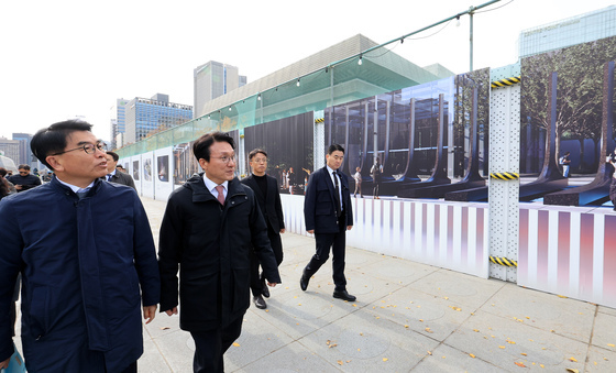 "세종대왕 동상 옆에 받들어 총?"…서울시 "폄훼에 유감"