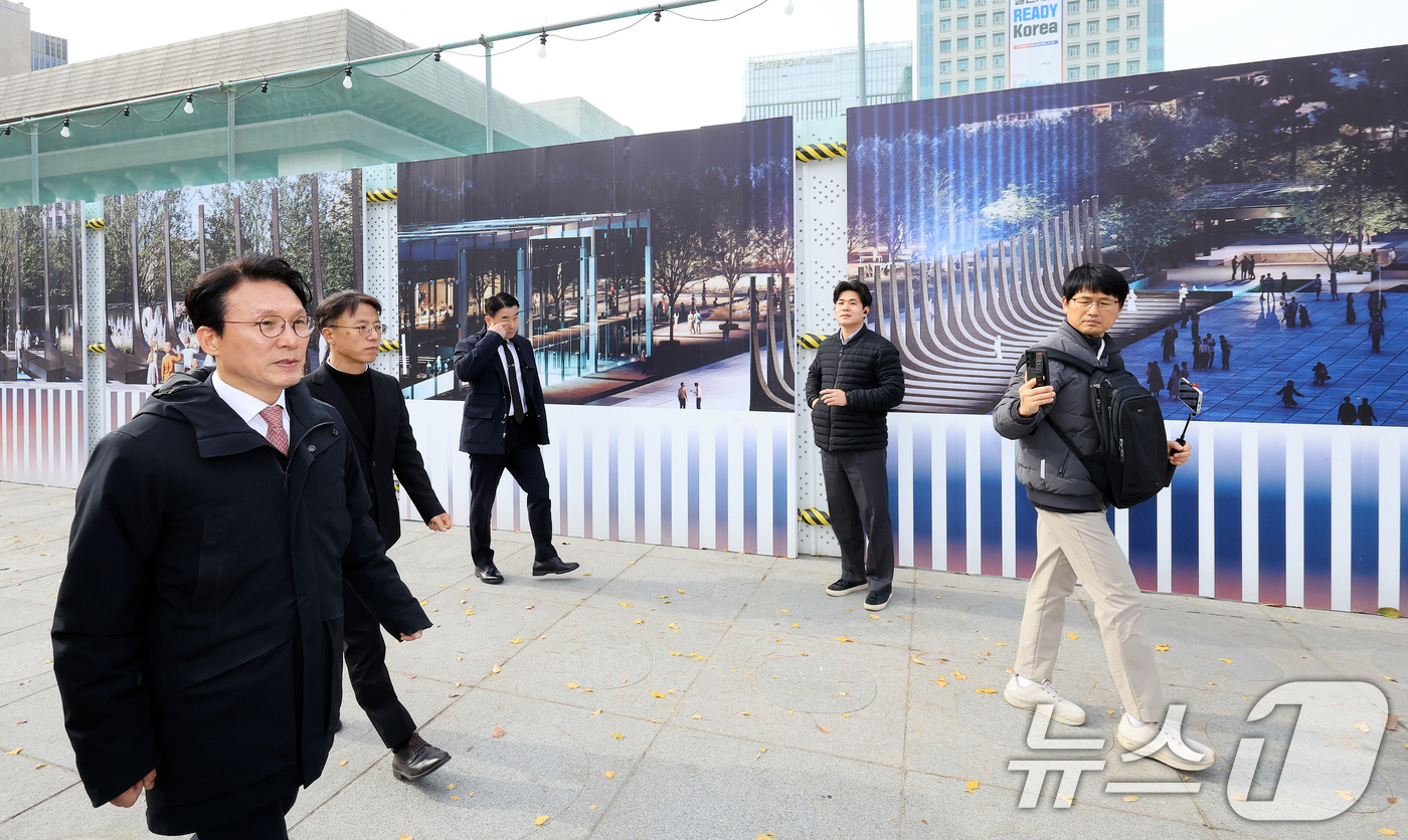 (서울=뉴스1) 이호윤 기자 = 김민석 국무총리가 17일 서울 종로구 광화문광장에 설치되는 감사의 정원 공사현장을 방문하고 있다. 감사의 정원은 한국전쟁 참전 22개국에 감사를 표 …