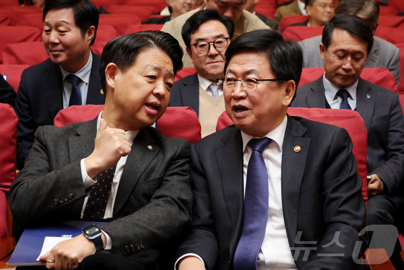 (서울=뉴스1) = 최교진 교육부 장관이 17일 오전 서울 여의도 국회의원회관 2층 대회의실에서 열린 '국가균형성장을 위한 지속 가능한 대학 생태계 구축' 국회토론회에 참석했다. …