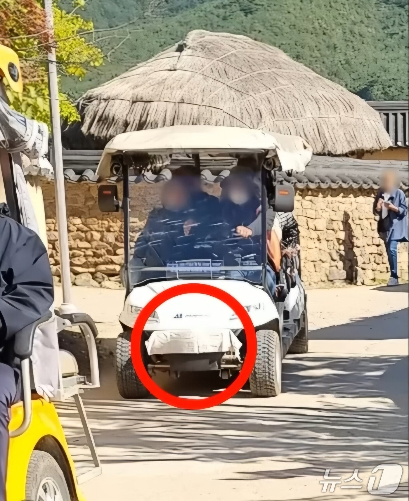 본문 이미지 - 경북 안동 하회마을에서 자동차번호판을 단 전동차가 번호판을 수건으로 가란채 마을 투어 영업을 하고 있다(한문철 TV 제공. 재판매 및 DB 금지)2025.11.17/뉴스1