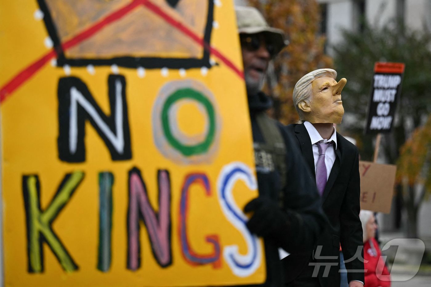 (AFP=뉴스1) 이정환 기자 = 피노키오 코를 가진 도널드 트럼프 미국 대통령 가면을 쓰고 '기밀 엡스타인 파일'이라고 적힌 상자를 든 한 남성이 지난 15일(현지시간) 워싱턴 …