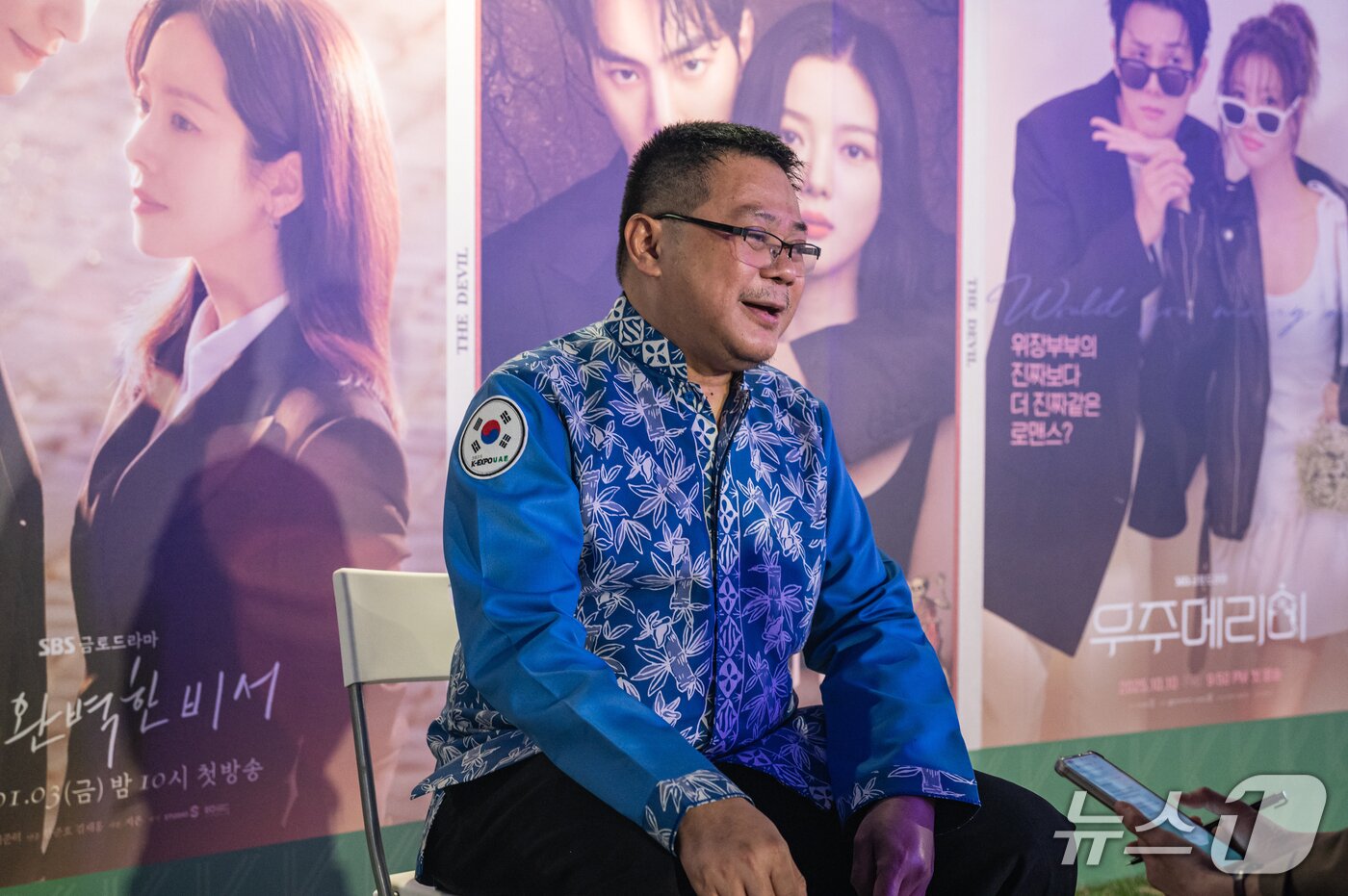 본문 이미지 - 지난 16일&#40;현지 시각&#41; 오후, 두바이 글로벌 빌리지에서 데니 레스마나 주두바이 인도네시아 총영사가 뉴스1과 인터뷰를 진행하고 있다. &#40;사진=장석현&#41; 2025.11.17/뉴스1 ⓒ News1