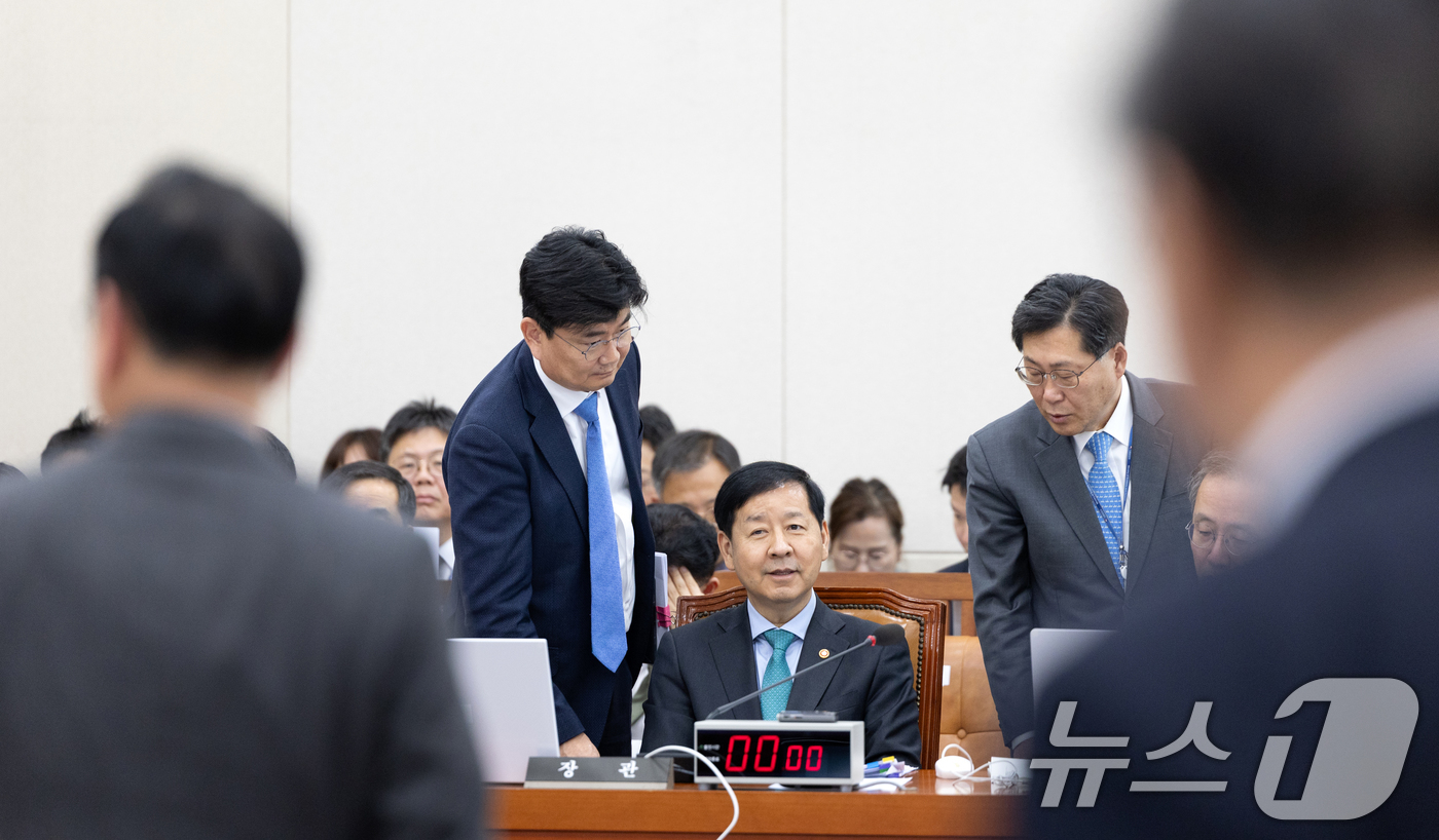 (서울=뉴스1) 이승배 기자 = 구윤철 경제부총리 겸 기획재정부 장관이 17일 서울 여의도 국회에서 열린 제429회국회(정기회) 기획재정위원회 제7차 전체회의에 출석해 관계자들과 …