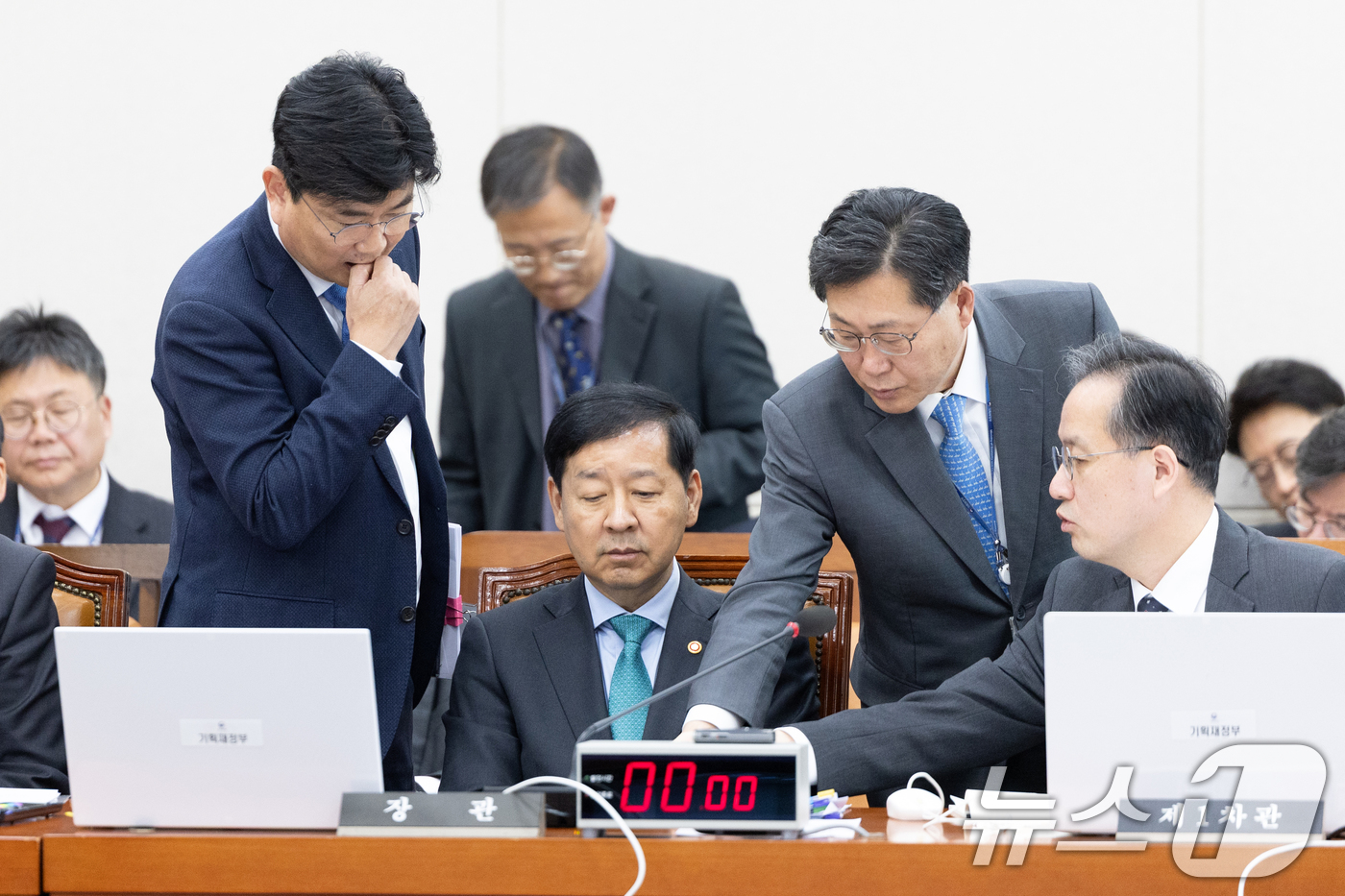 (서울=뉴스1) 이승배 기자 = 구윤철 경제부총리 겸 기획재정부 장관이 17일 서울 여의도 국회에서 열린 제429회국회(정기회) 기획재정위원회 제7차 전체회의 이형일 1차관과 자료 …