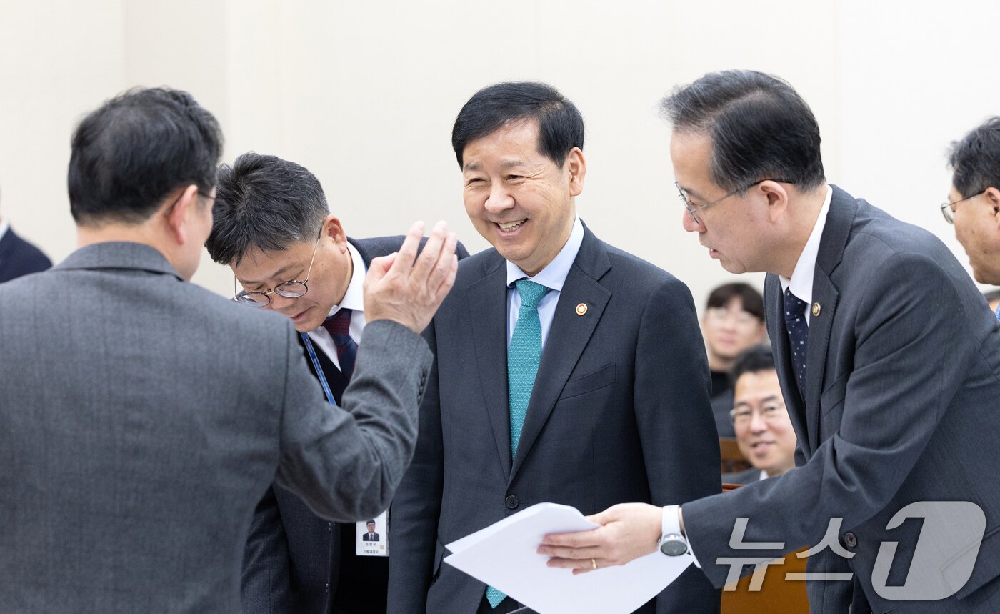 본문 이미지 - 구윤철 경제부총리 겸 기획재정부 장관이 17일 서울 여의도 국회에서 열린 제429회국회&#40;정기회&#41; 기획재정위원회 제7차 전체회의에 출석해 박수영 의원과 대화하고 있다. 2025.11.17/뉴스1 ⓒ News1 이승배 기자