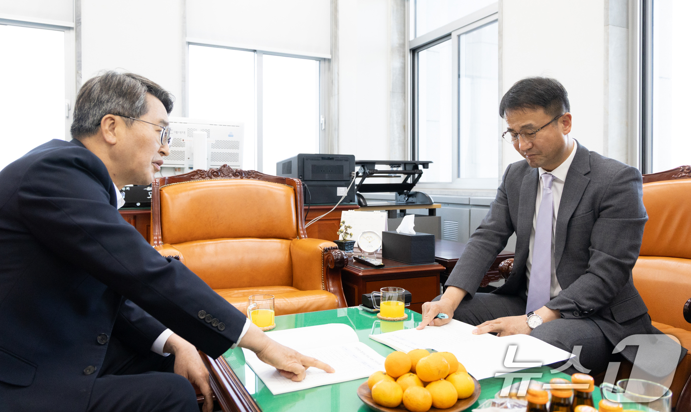 (서울=뉴스1) 이승배 기자 = 김동연 경기도지사가 17일 서울 여의도 국회에서 한병도 국회 예산결산위원장과 면담하고 있다. 2025.11.17/뉴스1