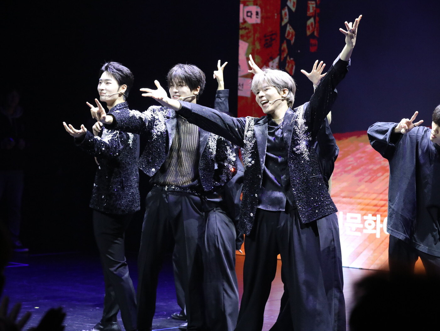 본문 이미지 - 장문원 설립 10주년 기념행사 때 공연 중인 '수어 아이돌' 빅오션.(장문원 제공)