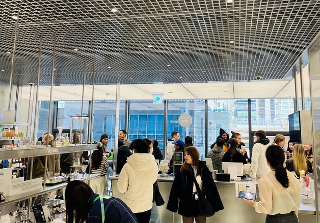 외국인 필수 방문 'K-뷰티 체험관'…올리브영, 오픈런으로 문전성시[르포]