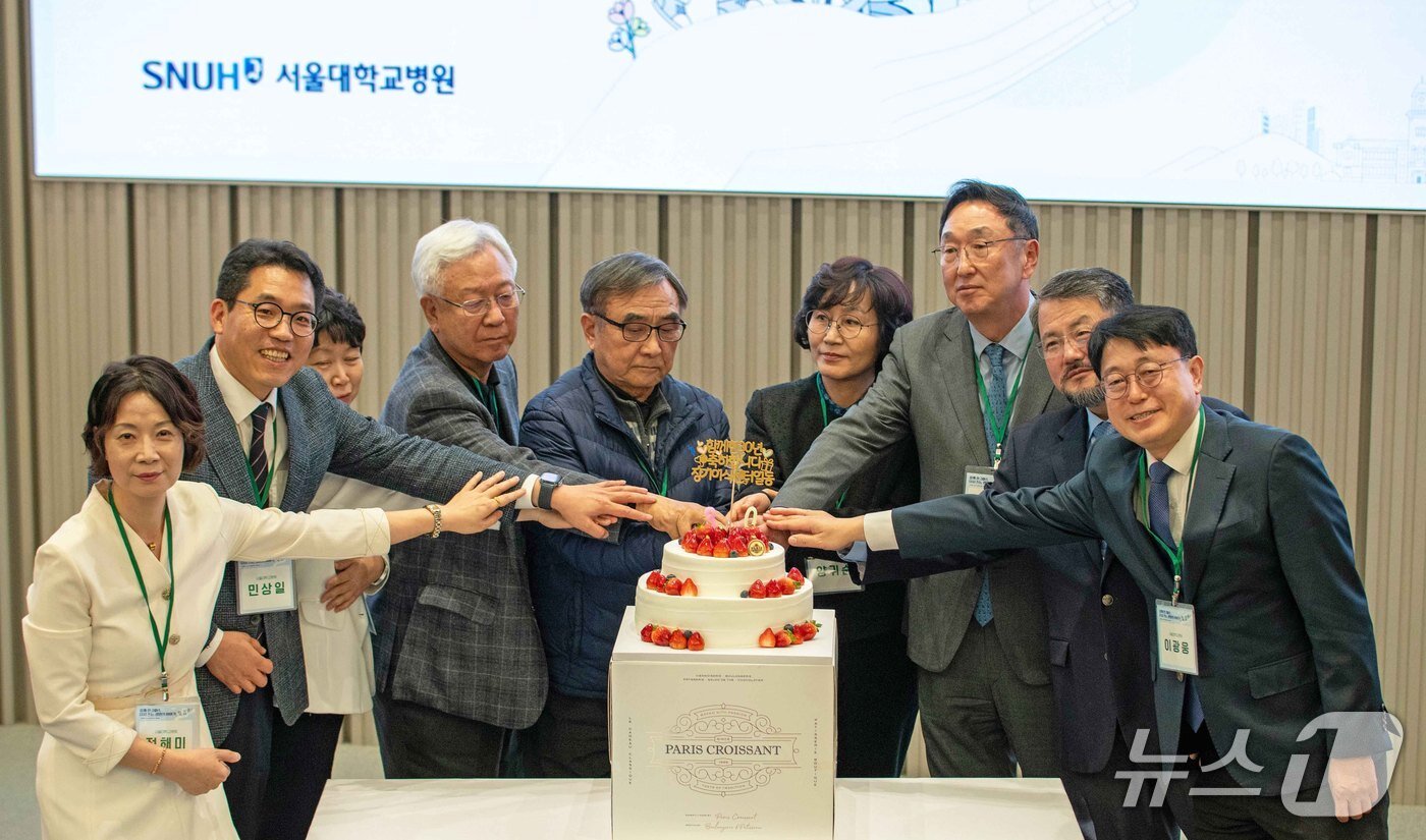본문 이미지 - 지난 14일 서울대병원 장기이식센터가 개최한 &#39;함께 한 30년, 다시 쓰는 생명의 이야기&#39; 행사에서 참석자들이 기념 케이크를 자르고 있다. &#40;서울대병원 제공&#41; 2025.11.17/뉴스1