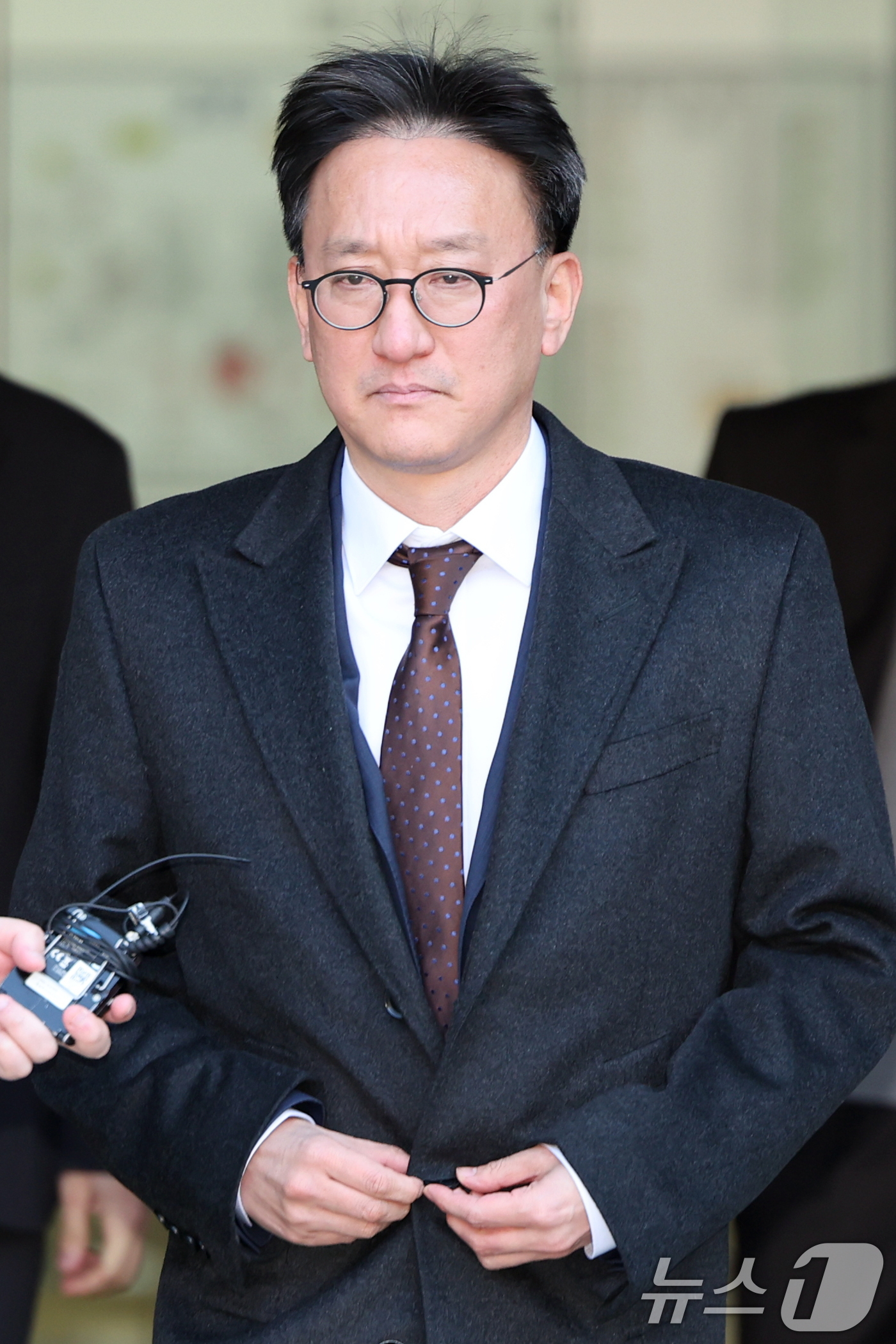 (서울=뉴스1) 황기선 기자 = 순직해병 수사방해 혐의를 받는 송창진 전 고위공직자범죄수사처 수사2부장검사가 17일 오후 서울 서초구 서울중앙지방법원에서 구속 전 피의자 심문(영장 …