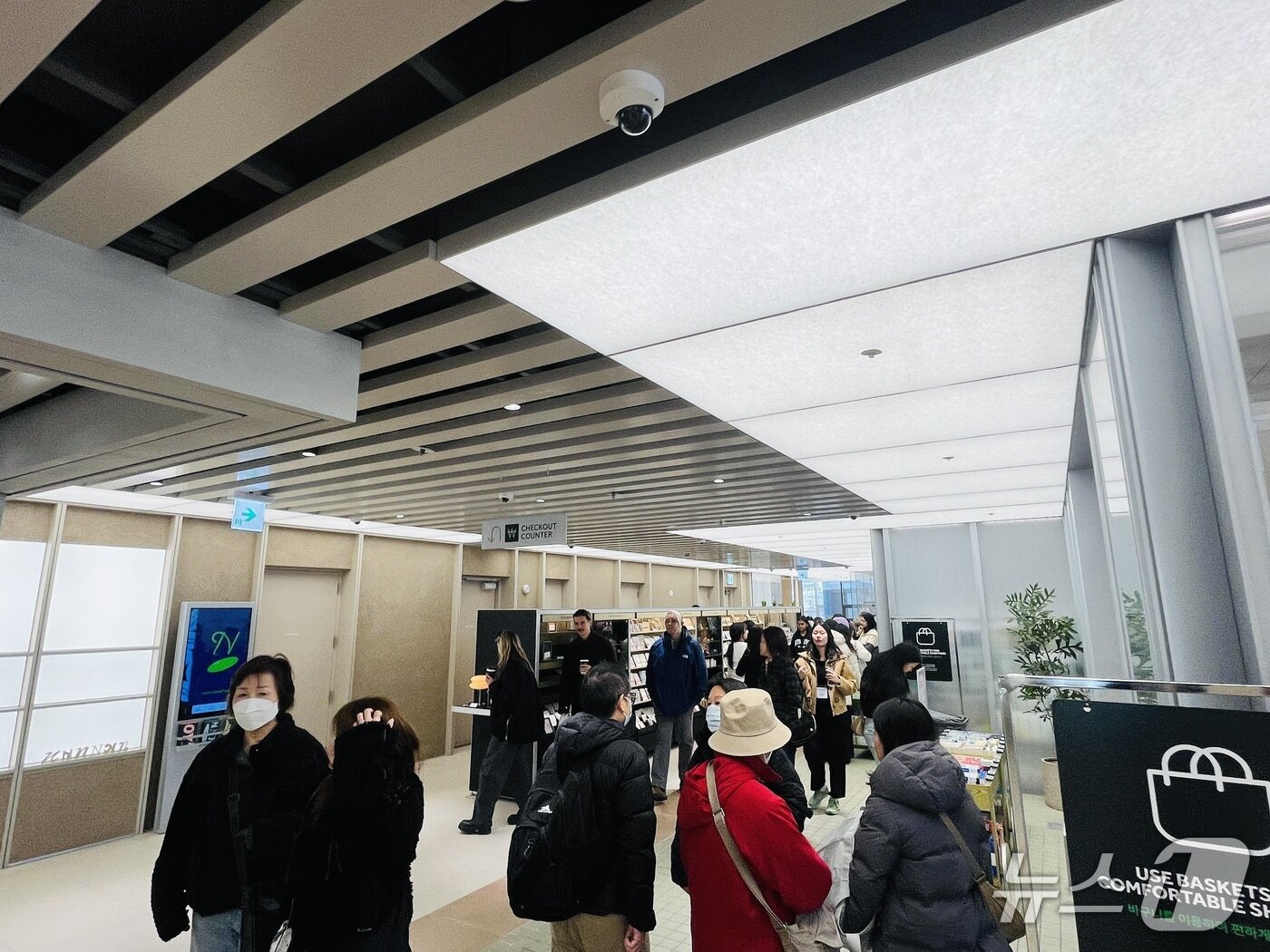 본문 이미지 - 올리브영N성수 매장을 방문한 외국인 관광객들 / 뉴스1 박혜연 기자 ⓒ 뉴스1