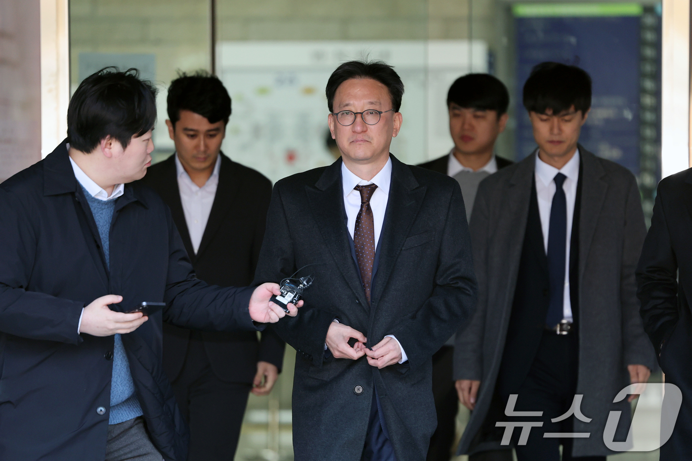 (서울=뉴스1) 황기선 기자 = 순직해병 수사방해 혐의를 받는 송창진 전 고위공직자범죄수사처 수사2부장검사가 17일 오후 서울 서초구 서울중앙지방법원에서 구속 전 피의자 심문(영장 …