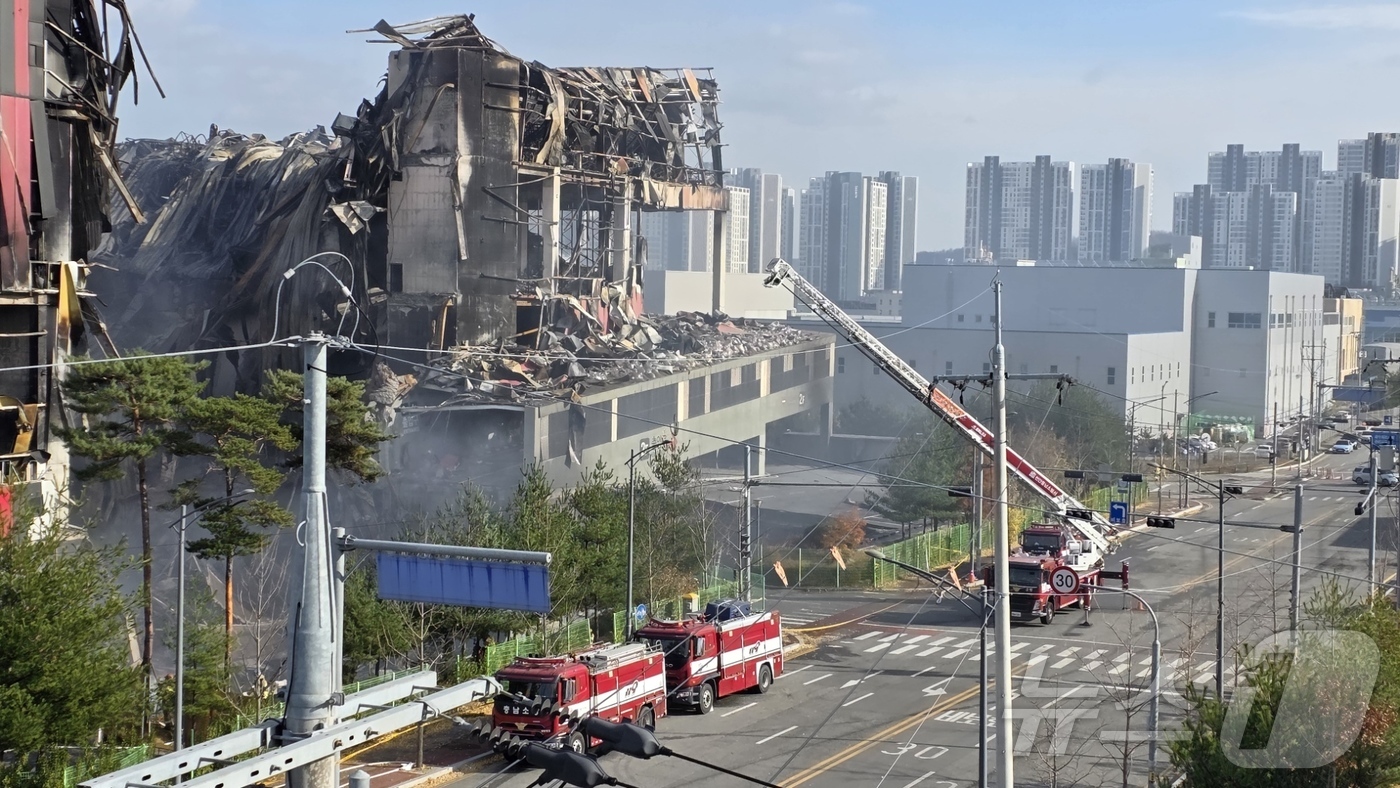 (천안=뉴스1) 이시우 기자 = 이랜드패션 물류센터 화재 사흘 째인 17일 충남 천안 동남구 화재현장에서 소방당국이 굴절·고가 사다리차를 이용해 잔불 진화를 하고 있다.  2025 …