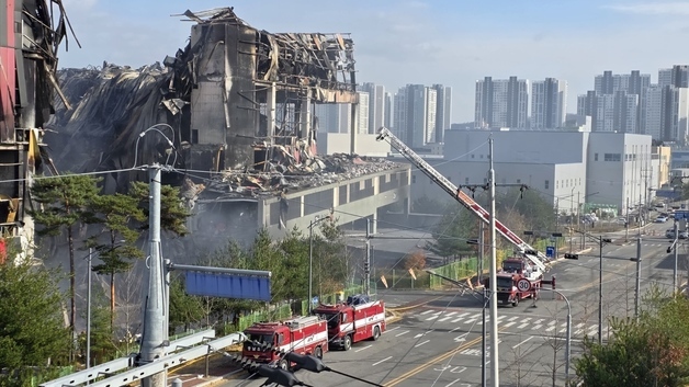 이랜드 화재 잔불 정리하는 소방당국