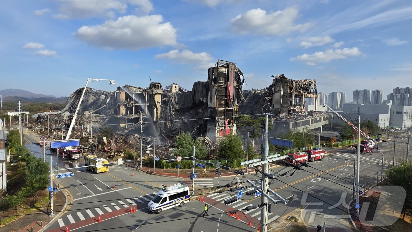 본문 이미지 - 이랜드패션 물류센터 화재 사흘 째인 17일 충남 천안 동남구 화재현장에서 소방당국이 굴절·고가 사다리차를 이용해 잔불 진화를 하고 있다. 2025.11.17/뉴스1 ⓒ News1 이시우 기자