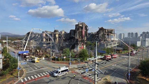 이랜드 창고 화재 사흘째, 잔불진화 속도…인근 업체 피해 호소(종합)