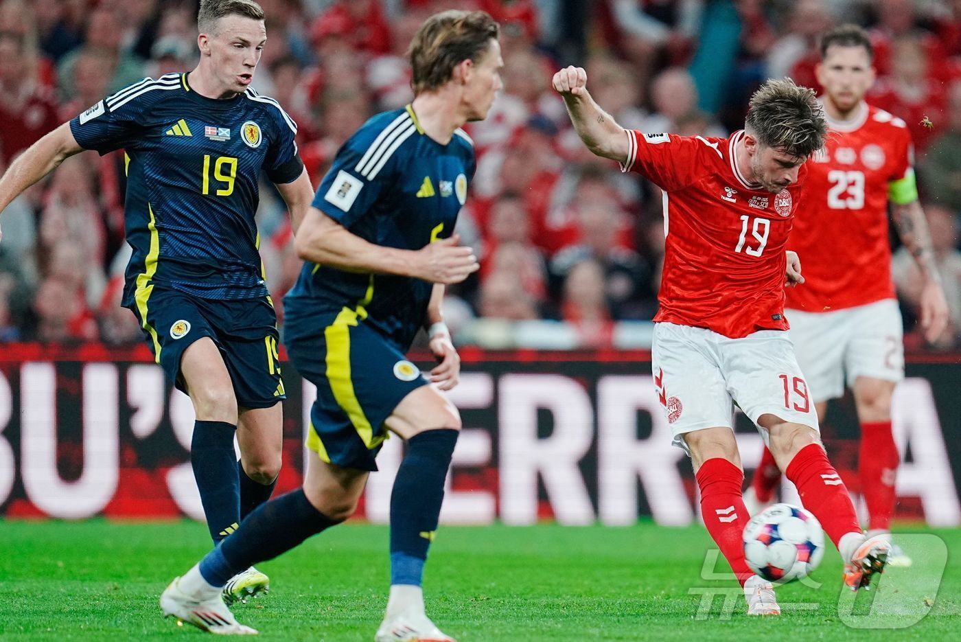 본문 이미지 - 최종전을 펼치는 덴마크와 스코틀랜드.  ⓒ AFP=뉴스1