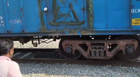 "설마 출발할 줄이야"…열차 밑으로 기어 건너가려다 아찔 사고