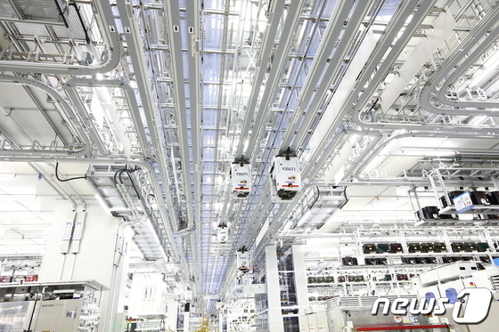 "클린룸 늘리고 준공도 더 빨리"…삼성·SK, 반도체 공급확대 속도전