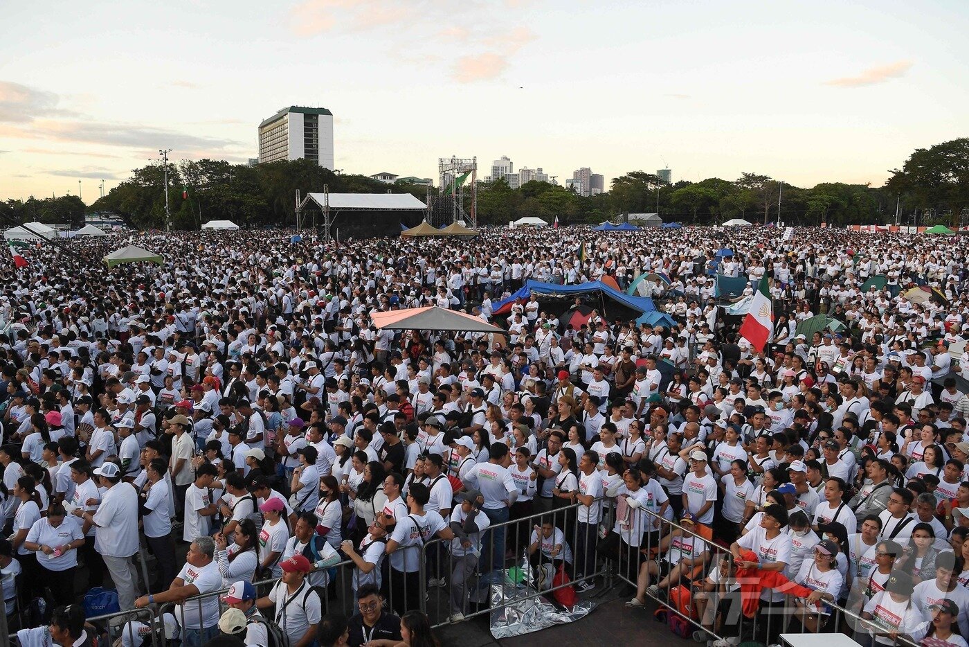 본문 이미지 - 종교단체 이글레시아 니 크리스토 회원들이 16일&#40;현지시간&#41; 마닐라의 한 공원에서 열린 부패 방지 시위에 참석했다. 2025.11.16. ⓒ AFP=뉴스1 ⓒ News1 이정환 기자