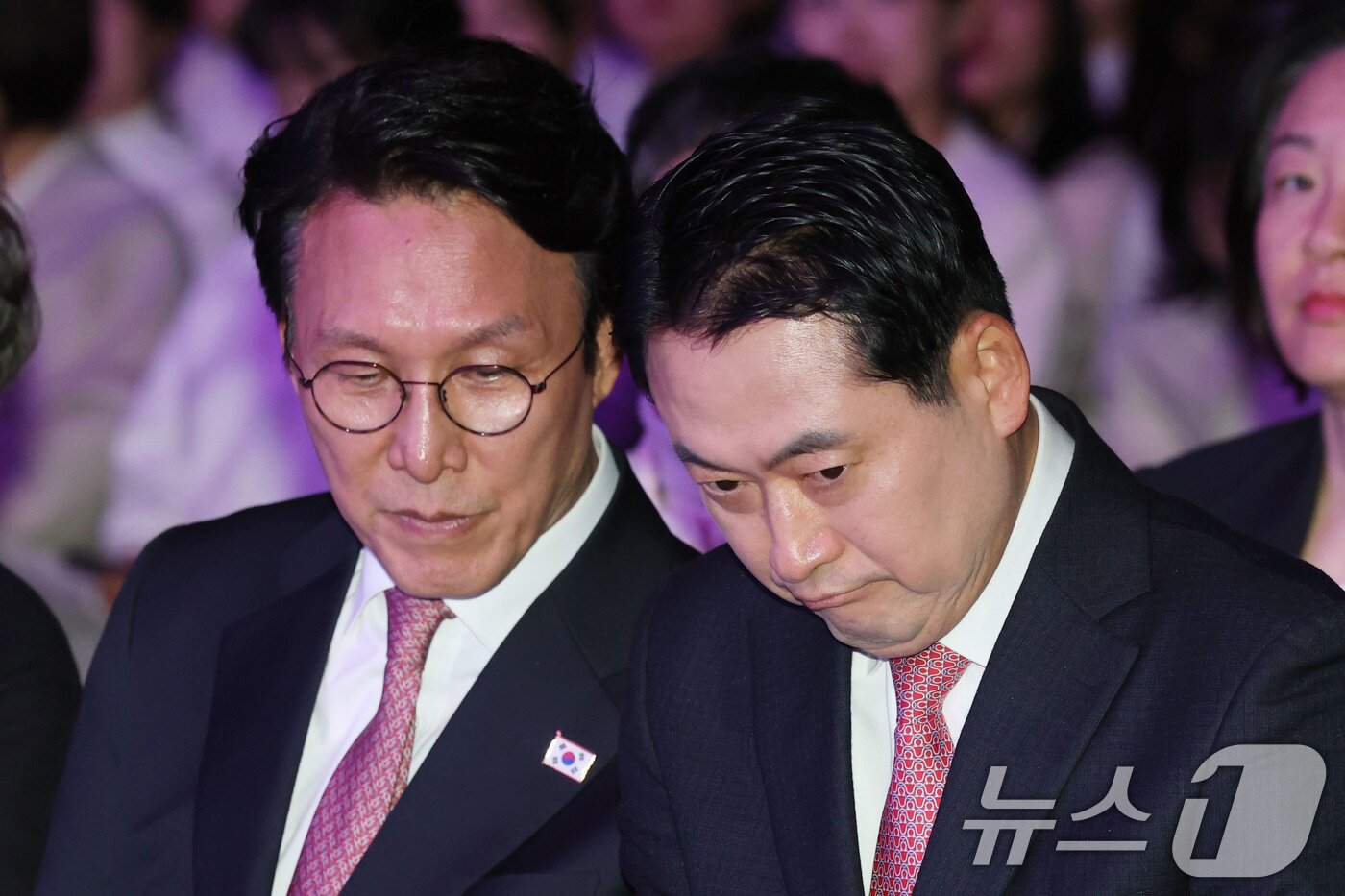 본문 이미지 - 김민석 국무총리(왼쪽)와 장동혁 국민의힘 대표가 17일 오후 서울 중구 장충체육관에서 열린 2025간호정책 선포식에 참석해 있다. 2025.11.17 ⓒ 뉴스1 이광호 기자